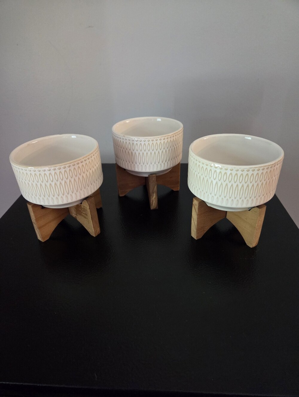 🎈2/$15 Set of 3 White Ceramic Planters with Wooden Stands
